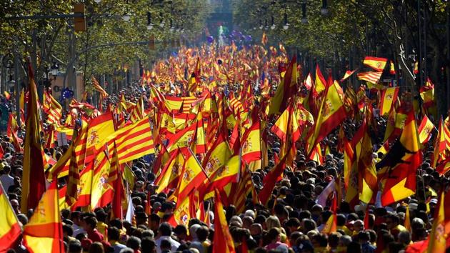 Protesters wave Spanish and Catalan Senyera flags during a pro-unity demonstration in Barcelona on October 29, 2017. (AFP Photo) Protesters wave Spanish and Catalan Senyera flags during a pro-unity demonstration in Barcelona on October 29, 2017. (AFP Photo)