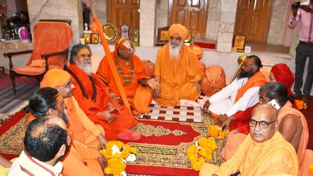 Akhil Bharatiya Akhada Parishad office-bearers try to bring about an agreement between two factions of Shri Panchayati Akhara Nirmala in Haridwar on Monday.(RAMESHWAR GAUR/HT PHOTO)
