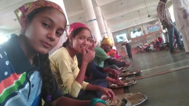 Junior athletes eat food during ‘langar’ at a local gurudwara in Tarn Taran. (HT Photo) Junior athletes eat food during ‘langar’ at a local gurudwara in Tarn Taran. (HT Photo)