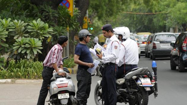 In the past, several Delhi traffic policemen have been attacked in the city while trying to stop motorists.(Burhaan Kinu/HT File Photo) In the past, several Delhi traffic policemen have been attacked in the city while trying to stop motorists.(Burhaan Kinu/HT File Photo)
