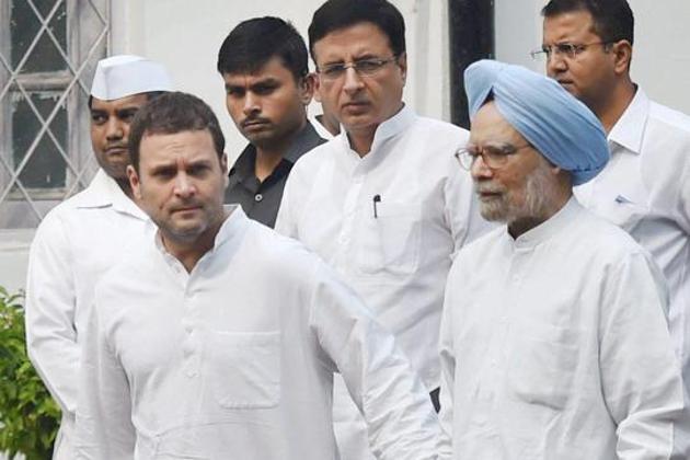 File photo of Congress vice president Rahul Gandhi with former Prime Minister Manmohan Singh at the AICC headquarters in New Delhi.(PTI)