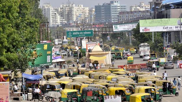 The high court sought directions to the SDMC to take appropriate legal steps against persons responsible for charging the parking fees from the general public. (Sakib Ali/ HT File Photo) The high court sought directions to the SDMC to take appropriate legal steps against persons responsible for charging the parking fees from the general public. (Sakib Ali/ HT File Photo)