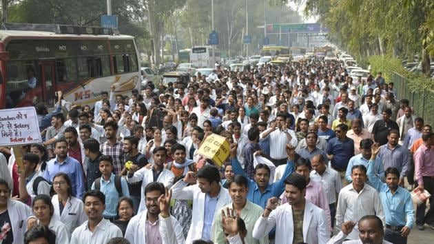 Doctors and staffers shouted slogans and waved placards against the varsity’s management alleging that they have not been paid for the past six months.(Sakib Ali/HT Photo) Doctors and staffers shouted slogans and waved placards against the varsity’s management alleging that they have not been paid for the past six months.(Sakib Ali/HT Photo)