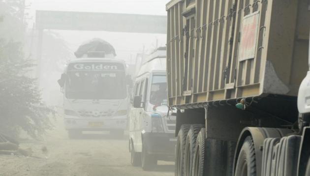 Broken roads and ongoing construction have turned Noida into a dust bowl. (Sunil Ghosh/HT Photo) Broken roads and ongoing construction have turned Noida into a dust bowl. (Sunil Ghosh/HT Photo)