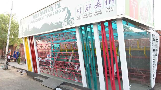 The bicycle sharing stand at Ram Niwas Bagh in Jaipur.(HT Photo) The bicycle sharing stand at Ram Niwas Bagh in Jaipur.(HT Photo)