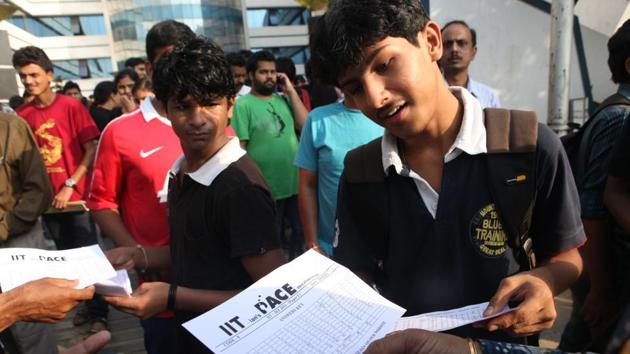 The Indian Institute of Technology Kanpur has released the eligibility criteria for JEE Advanced 2018 and said more students will be eligible to appear for the gateway to the prestigious IITs than 2017.(HT file)