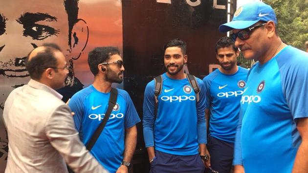 Virender Sehwag (L) with the Indian cricket team players and coach Ravi Shastri. (BCCI)