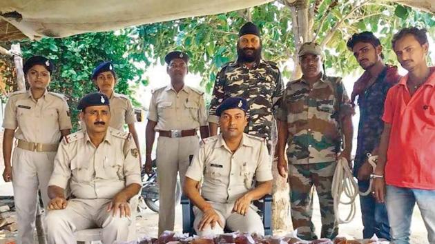 Police personnel show packets of Indian-made foreign liquor (IMFL) and country liquor seized in Aurangabad district of Bihar. (HT File Photo) Police personnel show packets of Indian-made foreign liquor (IMFL) and country liquor seized in Aurangabad district of Bihar. (HT File Photo)