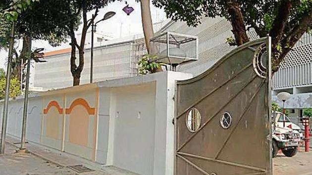 The decorative designs on the white boundary wall will get a saffron finish too. (Deepak Gupta/HT Photo) The decorative designs on the white boundary wall will get a saffron finish too. (Deepak Gupta/HT Photo)