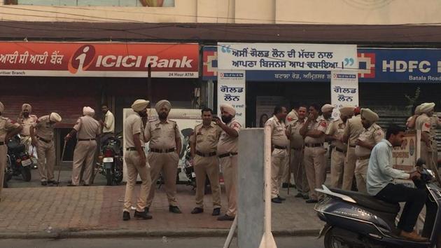 Amritsar has virtually turned into a police cantonment with hundreds of cops on the roads.(HT Photo)