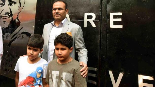 Virender Sehwag poses with fans infront of the Ferozeshah Kotla gate. (TWITTER)