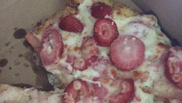 On Monday, a Twitter user did the unthinkable and topped their pizza with strawberries.(Twitter/ @MoonEmojii)
