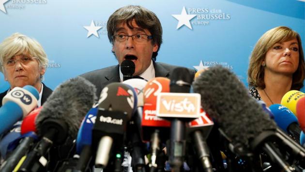 Sacked Catalan leader Carles Puigdemont speaks flanked by former Catalan ministers Clara Ponsati (L) and Meritxell Borras during a news conference at the Press Club Brussels Europe in Brussels, Belgium on October 31. (REUTERS) Sacked Catalan leader Carles Puigdemont speaks flanked by former Catalan ministers Clara Ponsati (L) and Meritxell Borras during a news conference at the Press Club Brussels Europe in Brussels, Belgium on October 31. (REUTERS)