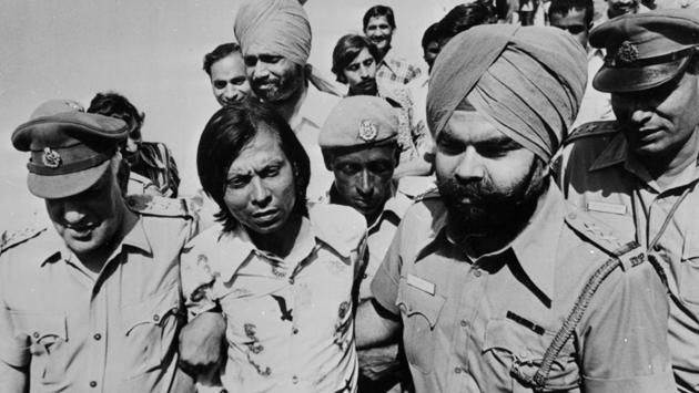 An earlier attempt at Gandhi’s life was also made in 1980 when Ram Bulchand Lalweni, from Baroda, threw a spring knife with a four inch blade, at the Prime Minister but missed. He is seen here on his way to court in New Delhi. (Keystone / Getty Images)