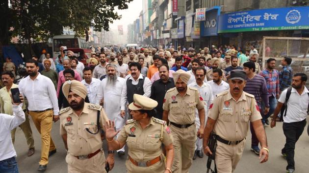 Hundreds of Hindu activists gathered in Amritsar on Tuesday morning to protest against the killing of right-wing activist, Vipan Sharma. (Sameer Sehgal /HT) Hundreds of Hindu activists gathered in Amritsar on Tuesday morning to protest against the killing of right-wing activist, Vipan Sharma. (Sameer Sehgal /HT)