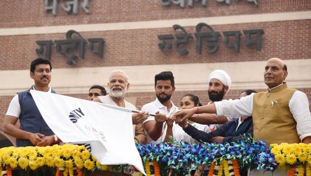 Prime Minister Narendra Modi flags off the Run For Unity at Major Dhyan Chand National Stadium in New Delhi on Tuesday. Home minister Rajnath Singh, sports minister Rajyavardhan Singh Rathore, and sports personalities Sardar Singh, Deepa Karmakar, Suresh Raina and Karnam Malleswari are also seen. (PIB Photo)