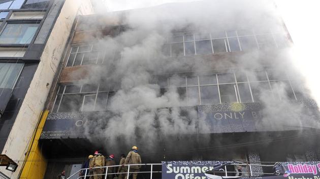 Smoke billows out of the building that caught fire in Ludhiana on Tuesday morning. (Gurminder Singh/HT) Smoke billows out of the building that caught fire in Ludhiana on Tuesday morning. (Gurminder Singh/HT)