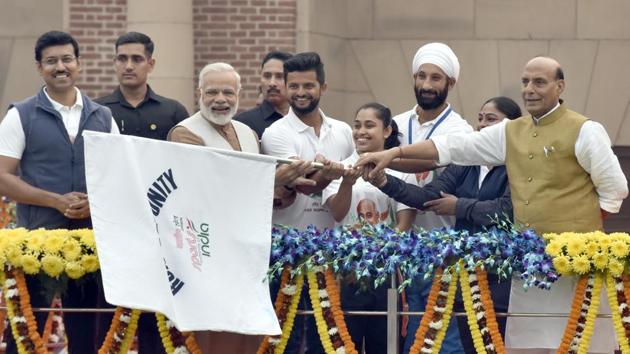 Prime Minister Narendra Modi, home minister Rajnath Singh, sports minister Rajyavardhan Singh Rathore and sportspersons flag off the Run for Unity on the 142th birth anniversary of Sardar Vallabhbhai Patel at Major Dhyan Chand National Stadium in New Delhi on Tuesday.(Sonu Mehta/HT Photo)