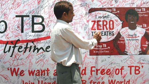 A man signs a signature campaign during a TB awareness programme in Hyderabad.(Getty Images)