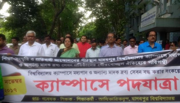JU VC Suranjan Das (second from right in front) and teachers at the rally against rising drug abuse and alcoholism among students on campus. (Snigdhendu Bhattacharya/ HT Photo) JU VC Suranjan Das (second from right in front) and teachers at the rally against rising drug abuse and alcoholism among students on campus. (Snigdhendu Bhattacharya/ HT Photo)