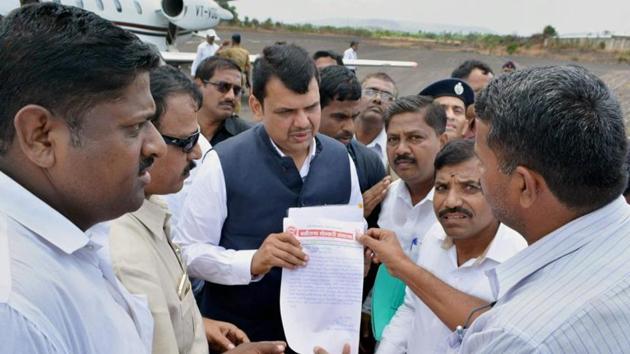 Chief Minister Devendra Fadnavis with farmers demanding a loan waiver.(HT File)