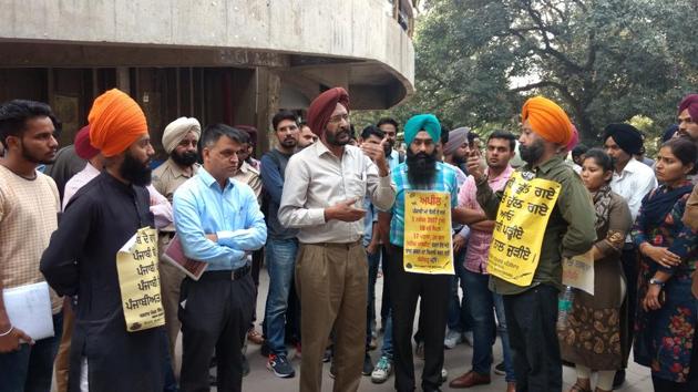 Professor Sukhdev Singh from the department of Punjabi addressing students during an event organised to demand restoration of Punjabi on signboards on the Punjab University campus.(HT Photo)