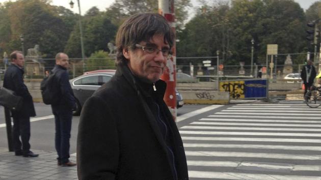 Ousted Catalan leader Carles Puigdemont walks along a street after giving a press conference in Brussels, Tuesday, Oct. 31, 2017. (AP) Ousted Catalan leader Carles Puigdemont walks along a street after giving a press conference in Brussels, Tuesday, Oct. 31, 2017. (AP)