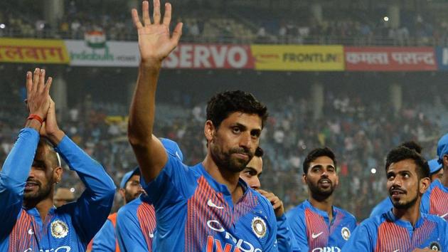 Ashish Nehra waves to the crowd at the Feroz Shah Kotla ground after India beat New Zealand by 53 runs in the 1st T20I on Wednesday.(AFP) Ashish Nehra waves to the crowd at the Feroz Shah Kotla ground after India beat New Zealand by 53 runs in the 1st T20I on Wednesday.(AFP)