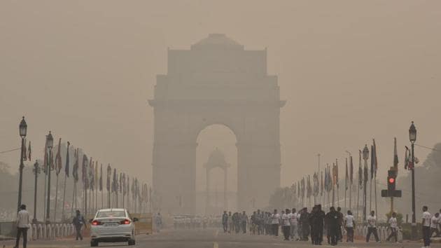 In the morning, the level of PM2.5 has touched emergency levels (severe plus category) in some pollution monitoring stations like DTU, ITO, Anand Vihar and RK Puram. Pollution level was found to be the least between 5pm and 6pm.(Sonu Mehta/HT Photo)