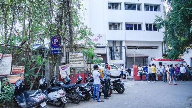 The action came following a written complaint filed against the nuisance of vehicles parking in the ‘No Parking’ area of the narrow Prabhat road lane no 1 to 4.(Sanket Wankhade/HT PHOTO)