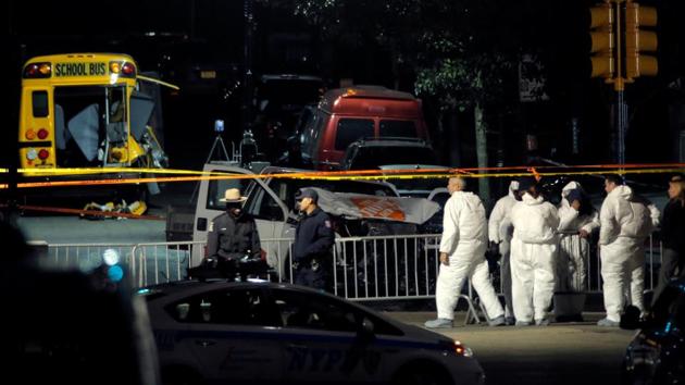 Police investigate the scene of a pickup truck attack on the West Side Highway in Manhattan, New York, US, October 31 2017.(Reuters Photo) Police investigate the scene of a pickup truck attack on the West Side Highway in Manhattan, New York, US, October 31 2017.(Reuters Photo)