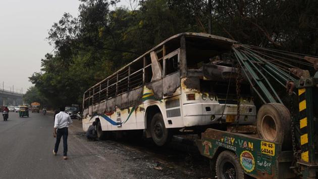 Thirty-three schoolchildren had a close shave on Tuesday when their bus caught fire near Dhaula Kuan as they were returning home from their school. (Vipin Kumar/HT PHOTO) Thirty-three schoolchildren had a close shave on Tuesday when their bus caught fire near Dhaula Kuan as they were returning home from their school. (Vipin Kumar/HT PHOTO)