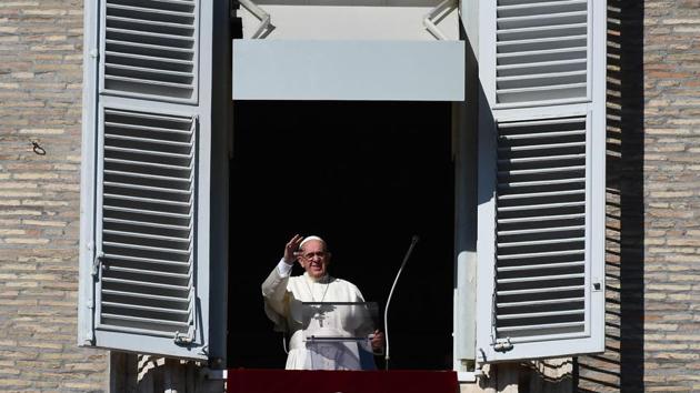 Pope Francis waves after deliver his message to pilgrims gathered in St. Peter's square, during his Angelus prayer at the Vatican on November 1, 2017. / AFP PHOTO / Vincenzo PINTO (AFP) Pope Francis waves after deliver his message to pilgrims gathered in St. Peter's square, during his Angelus prayer at the Vatican on November 1, 2017. / AFP PHOTO / Vincenzo PINTO (AFP)