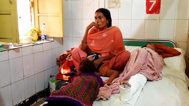 Algun (leg in plaster) with her mother Afreena Khatoon in Sitapur district hospital.(Oliver/HT Photo)