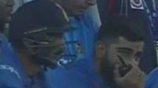 Virat Kohli was spotted using the walkie-talkie at the dugout during the first T20 international between India and New Zealand at the Ferozeshah Kotla ground.(Twitter) Virat Kohli was spotted using the walkie-talkie at the dugout during the first T20 international between India and New Zealand at the Ferozeshah Kotla ground.(Twitter)