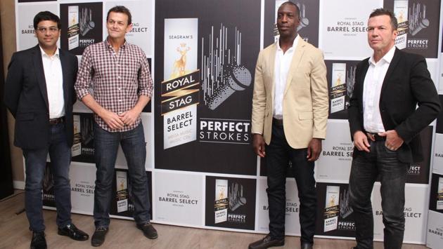 In a recent even in New Delhi, renowned sporting personalities (L-R) Vishwanathan Anand, Adam Gilchrist, Michael Johnson and Lothar Matthaus came together for a media interaction. (HT Photo) 