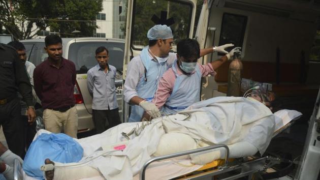 A patient is being shifted to New Delhi from SIPS hospital in Lucknow on Thursday. (Deepak Gupta/HT Photo) A patient is being shifted to New Delhi from SIPS hospital in Lucknow on Thursday. (Deepak Gupta/HT Photo)