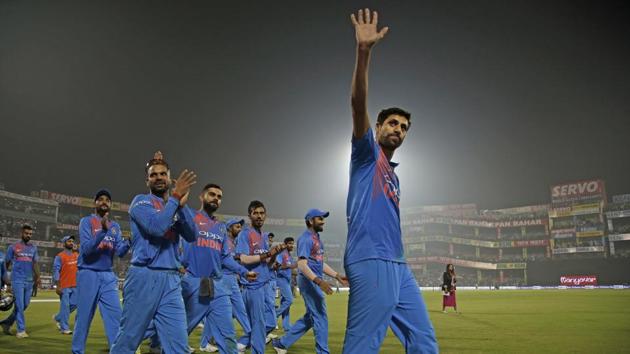 Ashish Nehra waves to the crowd as he bids farewell at the end of his last international match, during their first Twenty20 cricket match against New Zealand. (AP) 