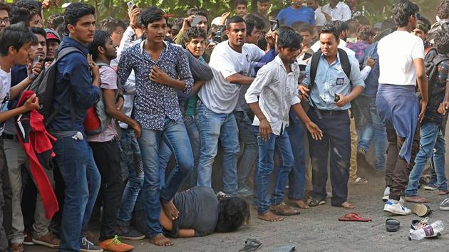 The crowd of fans outside Mannat got so unmanageable that the police had to resort to lathi-charge to control it. (Satyabrata Tripathy/HT Photo)
