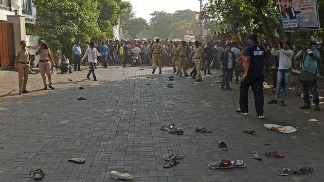 A huge crowd gathered outside Mannat to get a glimpse of the star on his 52nd birthday. (Satyabrata Tripathy/HT Photo)