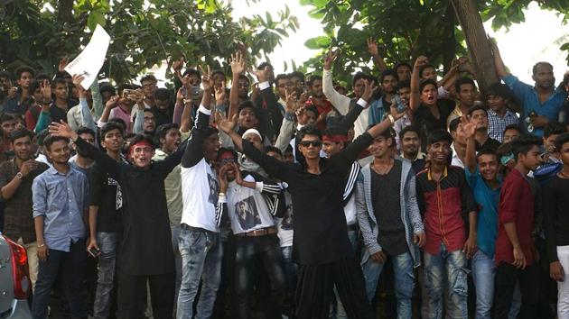 Fans outside Mannat cheer as the star steeped out to wave to them. (Prodip Guha/HT PHOTO)