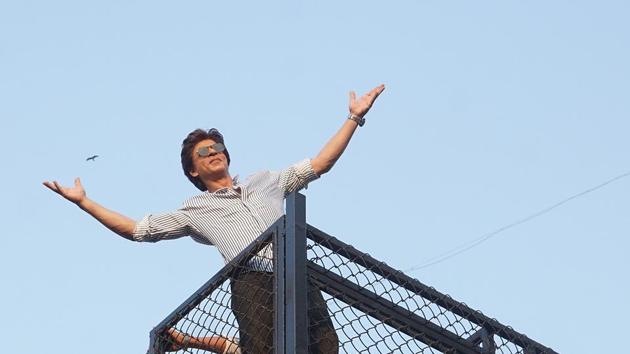Shah Rukh Khan greets fans gathered outside his house, Mannat, on his 52nd birthday. (Prodip Guha/HT PHOTO)