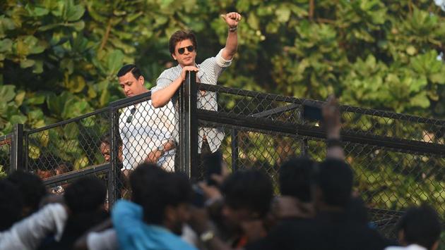 Shah Rukh Khan waves to his fans gathered outside his house on his 52nd birthday. (Satyabrata Tripathy/HT Photo)