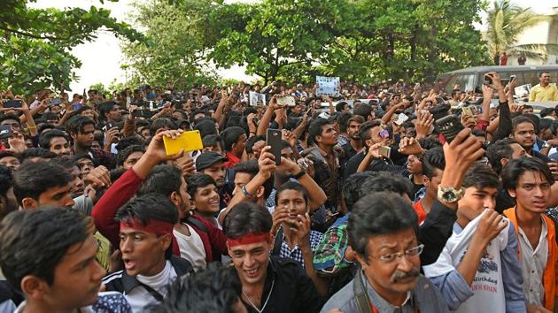 Fans outside Mannat take pictures of the star as he waves at them outside Mannat. (Satyabrata Tripathy/HT Photo)