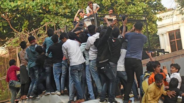 Shah Rukh Khan’s fans climb up cars in a bid to shake the star’s hand on his 52nd birthday. (Satyabrata Tripathy/HT Photo)