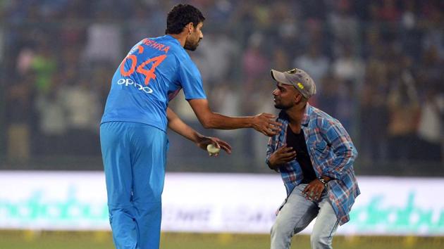 A fan sought the blessing of Indian cricket team bowler Ashish Nehra during the first T20 cricket match between New Zealand and India at Feroz Shah Kotla Cricket Stadium in New Delhi. (AFP) 