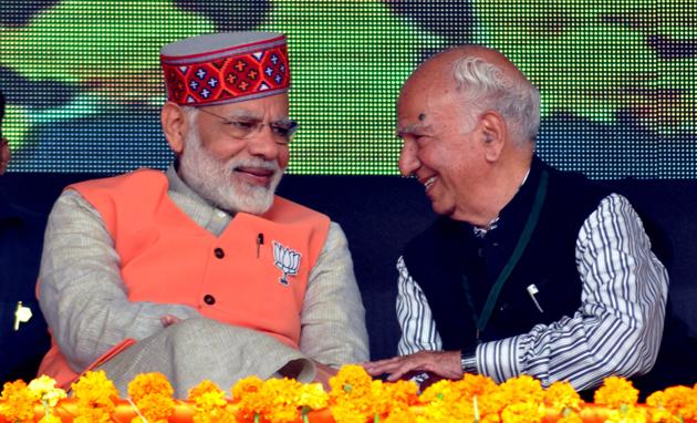 Prime Minister Narendra Modi along with senior party leader Shanta Kumar during the rally. (SHYAM SHARMA/ht)