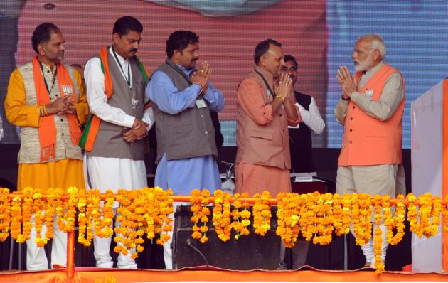 Prime Minister being accorded a warm welcome by party leaders. (Shyam sharma/ht)