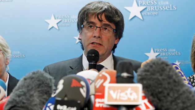 Sacked Catalan leader Carles Puigdemont and former members of the Government of Catalonia Clara Ponsati and Meritxell Borras attend a news conference at the Press Club Brussels Europe in Brussels, Belgium, October 31, 2017. (REUTERS) Sacked Catalan leader Carles Puigdemont and former members of the Government of Catalonia Clara Ponsati and Meritxell Borras attend a news conference at the Press Club Brussels Europe in Brussels, Belgium, October 31, 2017. (REUTERS)