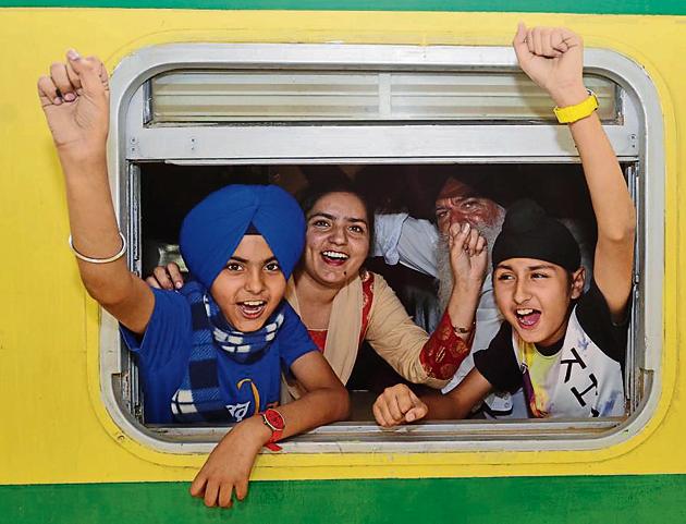 Members of the Sikh Jatha leaving for Pakistan from Attari railway station near Amritsar on November 2. (Sameer Sehgal/HT) Members of the Sikh Jatha leaving for Pakistan from Attari railway station near Amritsar on November 2. (Sameer Sehgal/HT)